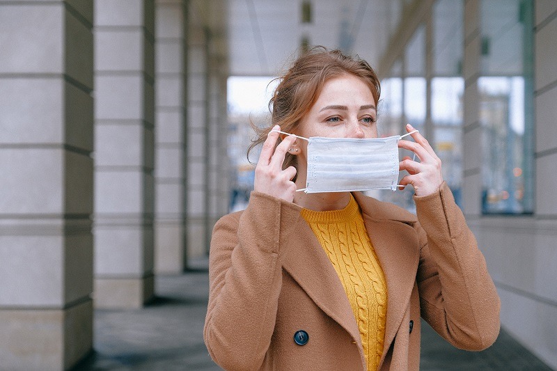 Park-Avenue-dermatology-woman-putting-a-mask-on-her-face-and-increasing-her-risk-of-maskne